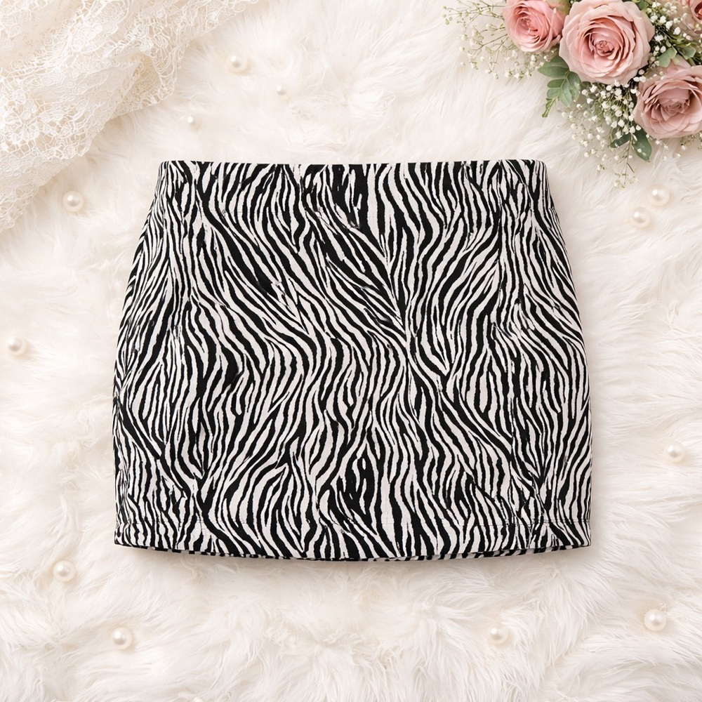 NWT For Love & Lemons Women’s Black White A Line Mini Skirt Zip Up - Size S - Picture 2 of 7